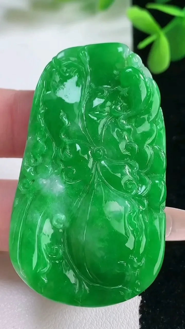 天然A货翡翠年年有余吊坠，尺寸54.5-30.5-9.7，重量:31.99g
2月5日