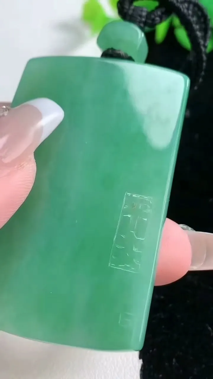 天然A货翡翠仿古无事牌吊坠，尺寸56.2-37.4-6.5，重量:43.52g
2月5日