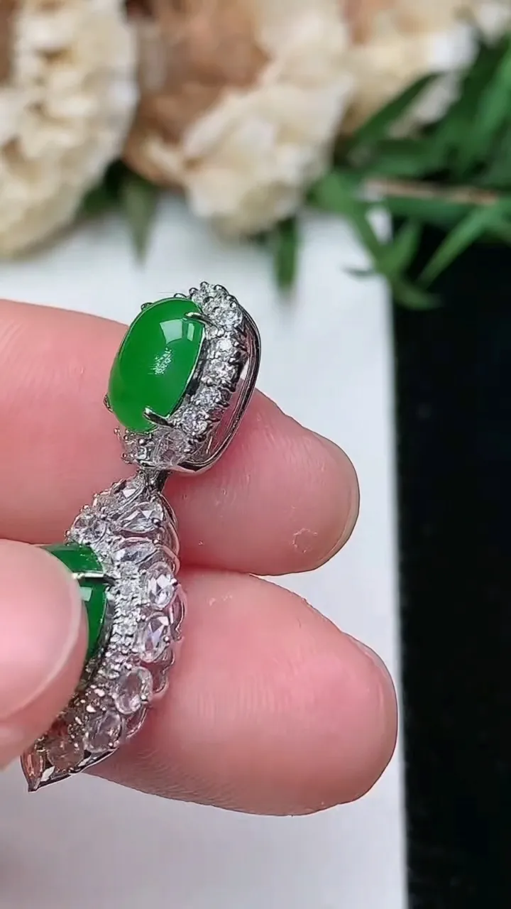 天然A货翡翠蛋面吊坠，尺寸28.8-13.2-8.8，裸石9-7.9，重量:3.34g
2月5日