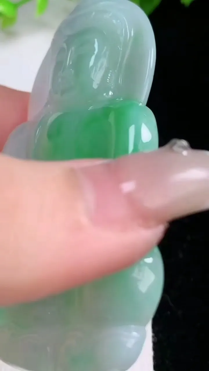 天然A货翡翠观音菩萨吊坠，尺寸71.5-46-6.2，重量:38.45g
2月5日