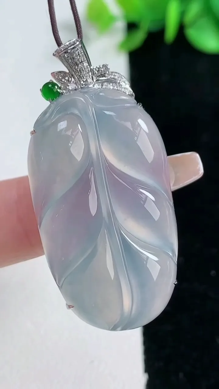 天然A货翡翠种紫罗兰金枝玉叶 叶子吊坠，尺寸36.3-21.3-8.2，重量:10.14g
2月5日