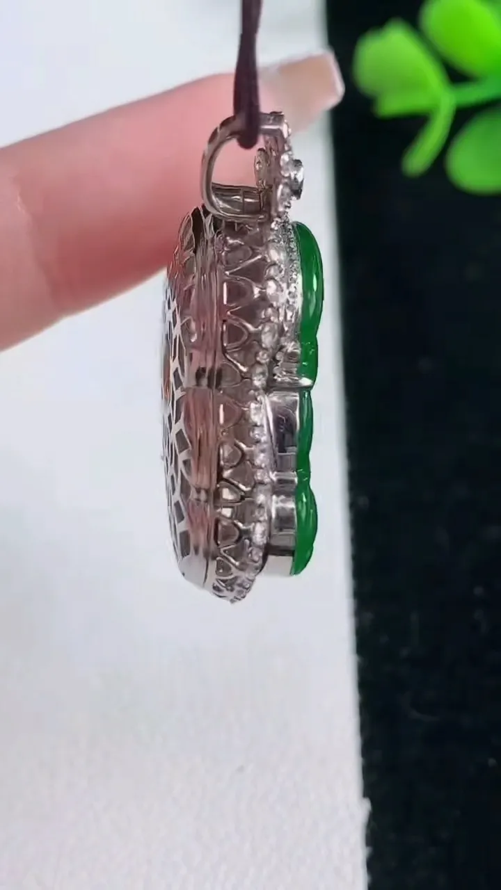 天然A货翡翠佛公吊坠，尺寸32.5-30.5-9.3，裸石20.1-27.3重量:7.78g
2月5日