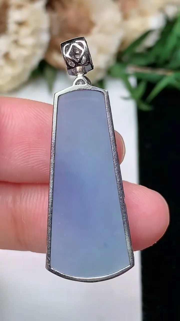 天然A货翡翠k金紫罗兰 飘花无事牌吊坠，尺寸28-13.2-7.6，重量:7.51g
2月5日