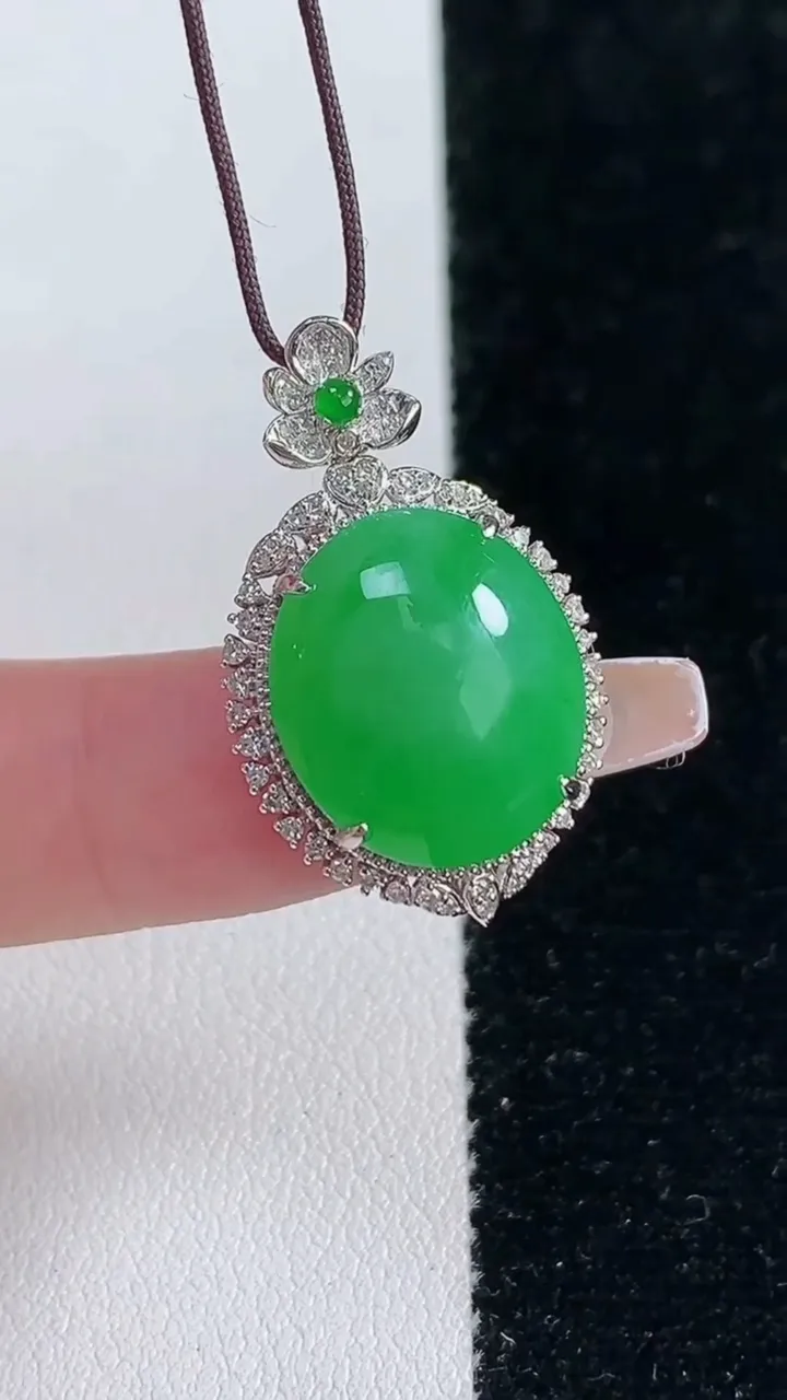 天然A货翡翠蛋面吊坠，尺寸27.4-17.7-8.8，裸石16-14.3重量:4.78g
2月5日