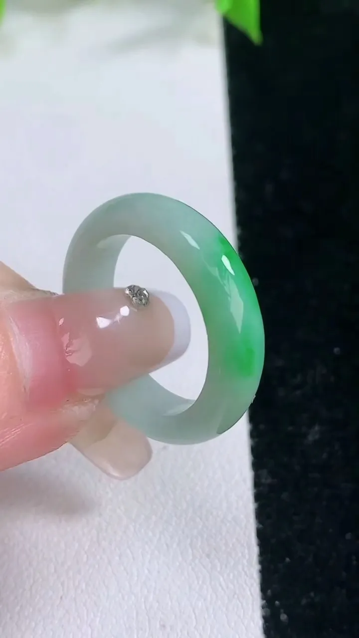 天然A货翡翠指环戒指，尺寸18.8-5.6-3.5，重量:4.35g2026年2月5日
工厂直销收藏佳品,种好水足，色泽均匀，有种有色，上手高大气！