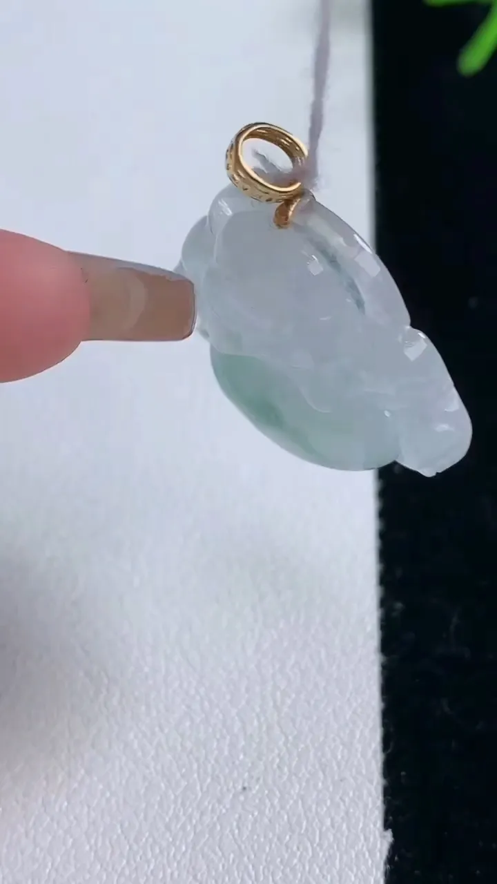 天然A货翡翠种飘花佛公吊坠，尺寸24.4-26.2-6.7，重量:6.58g
2月5日