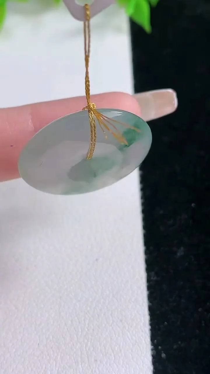 天然A货翡翠冰种飘花平安扣吊坠，尺寸24.7-4.5，重量:6.74g
2月5日