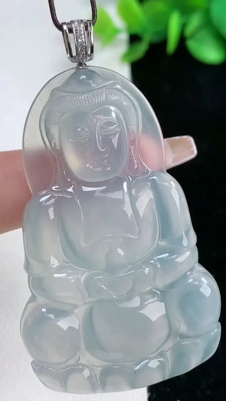 天然A货翡翠种白冰观音菩萨吊坠，尺寸56.5-35.4-5.4，重量:18.65g
2月5日