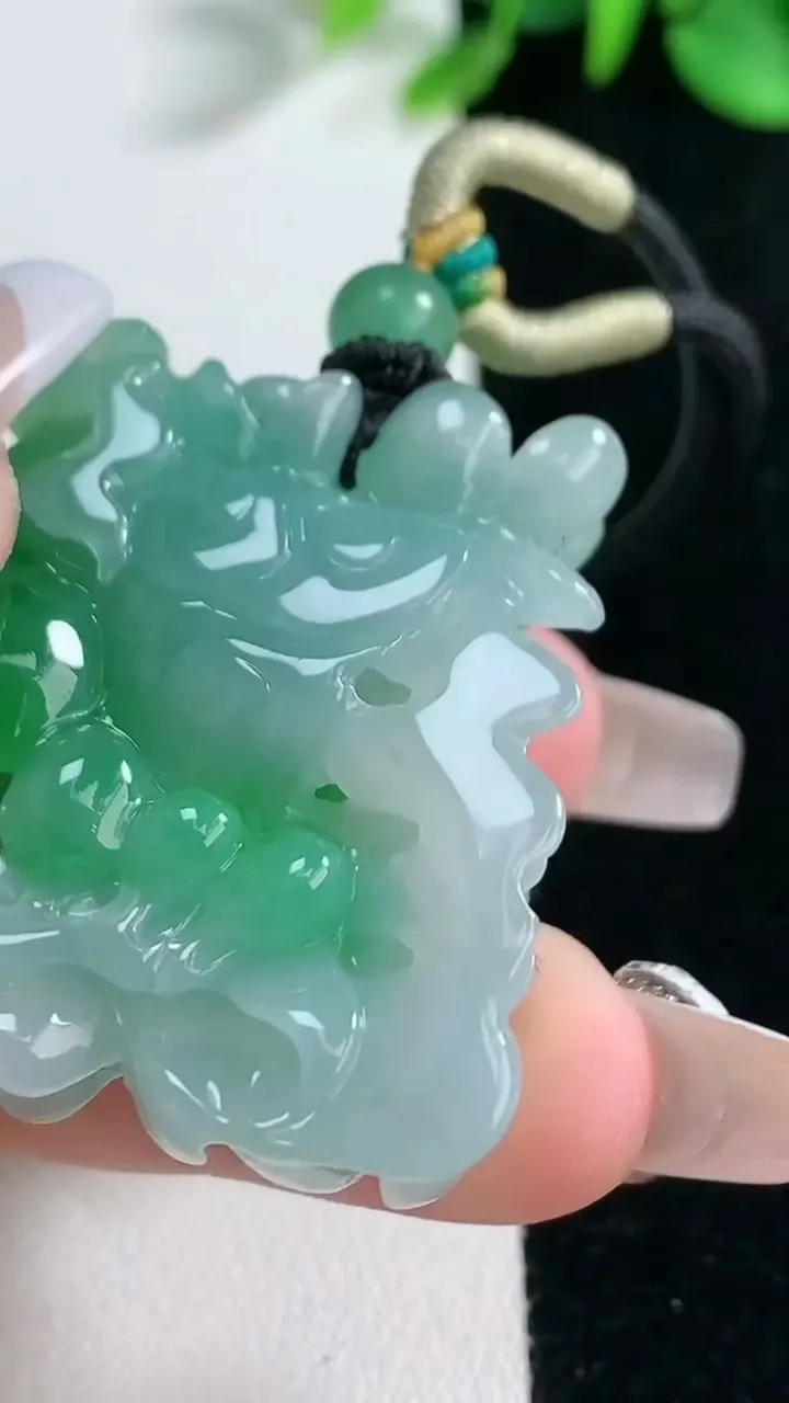 天然A货翡翠花开富贵吊坠，尺寸38.5-29.3-17.3，重量:27.78g
2月5日