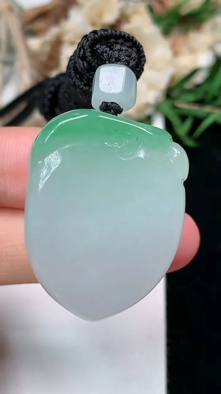 天然A货翡翠寿桃吊坠，尺寸30.7-24.2-12，重量:24.06g
2月5日