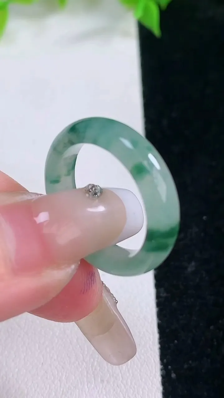 天然A货翡翠冰种飘花指环戒指，尺寸18-5-3，重量:3.36g2026年2月5日
工厂直销收藏佳品,种好水足，色泽均匀，有种有色，上手高大气！