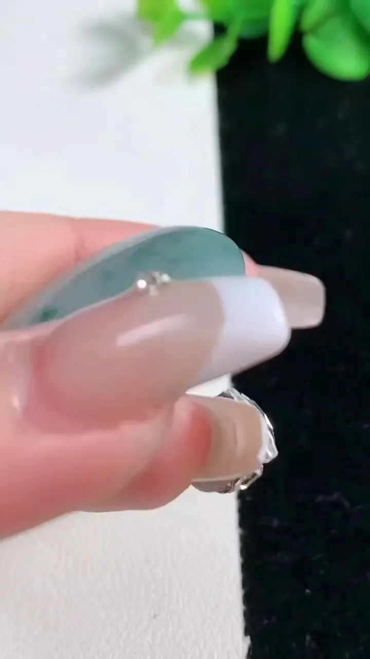 天然A货翡翠冰种飘花平安扣吊坠，尺寸35.7-5.6，重量:15.50g
2月5日