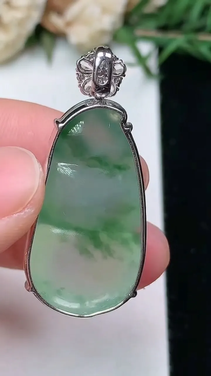 天然A货翡翠福豆吊坠，尺寸28-15.8-9，重量:7.00g
2月5日