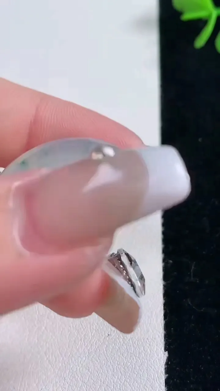 天然A货翡翠冰种飘花平安扣吊坠，尺寸26-5.7，重量:7.91g
2月5日