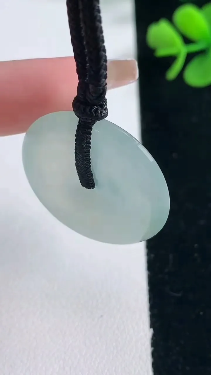 天然A货翡翠平安扣吊坠，尺寸29.7-6.3，重量:14.89g
2月5日