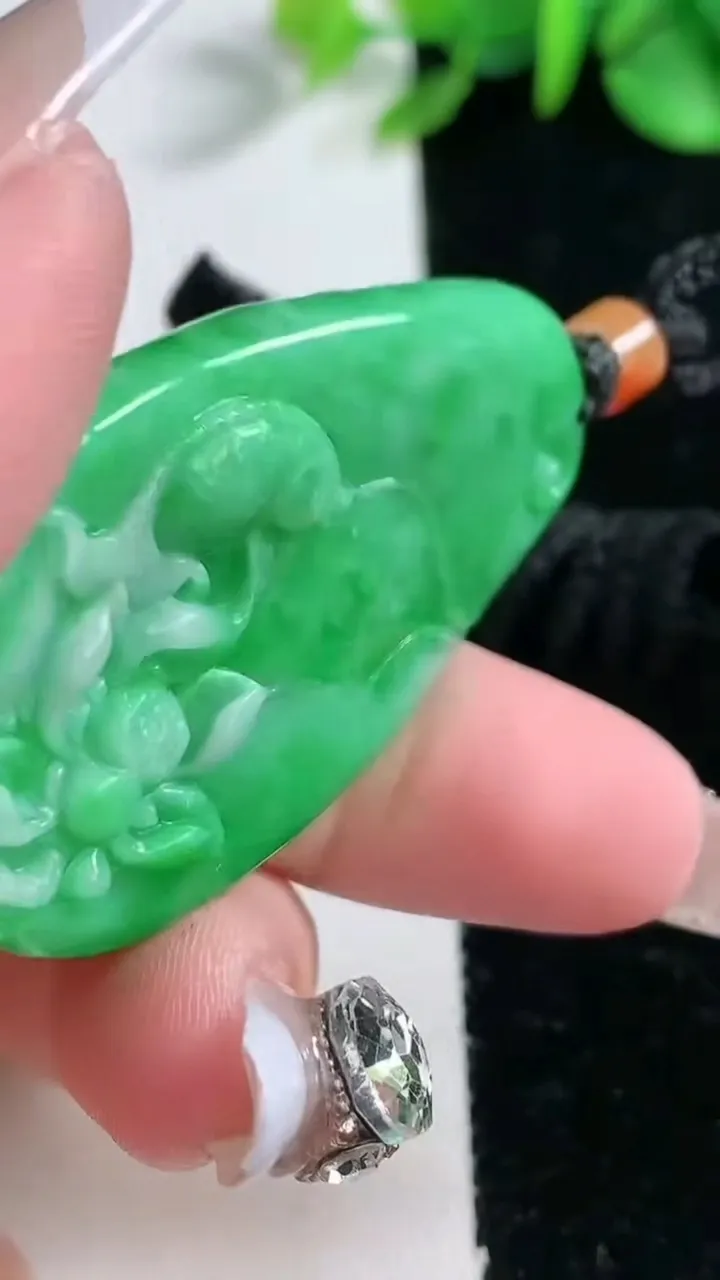 天然A货翡翠和和美美 荷叶鱼吊坠，尺寸48.8-28.6-13.6，重量:37.05g
2月5日