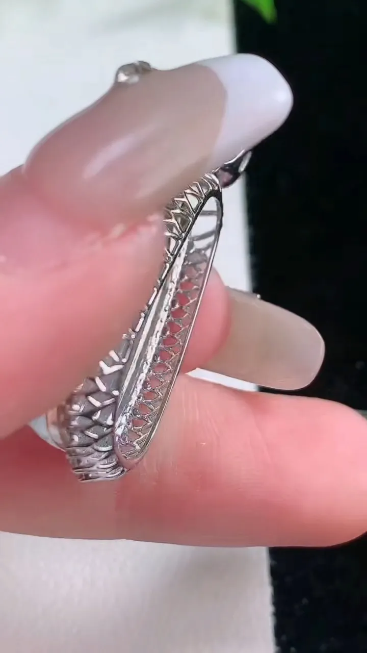 天然A货翡翠种飘花福豆吊坠，尺寸37-17.7-9.7，裸石25-13.5重量:6.20g
2月5日