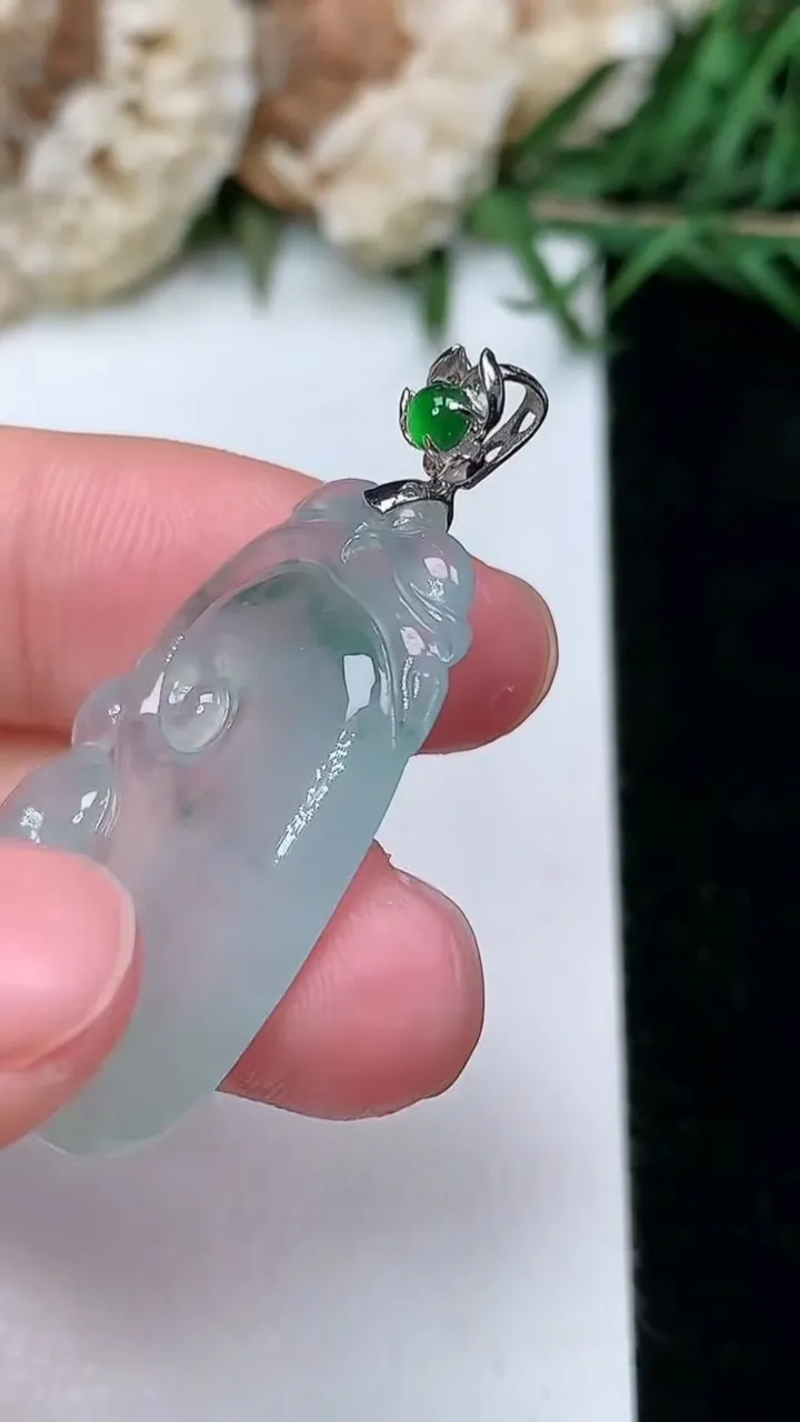 天然A货翡翠飘花如意吊坠，尺寸30.6-20.3-3.6，重量:5.17g
2月5日