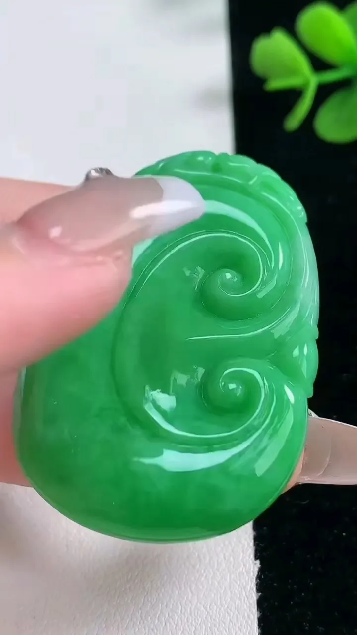 天然A货翡翠如意吊坠，尺寸48.5-33.4-5.8，重量:21.11g
2月5日