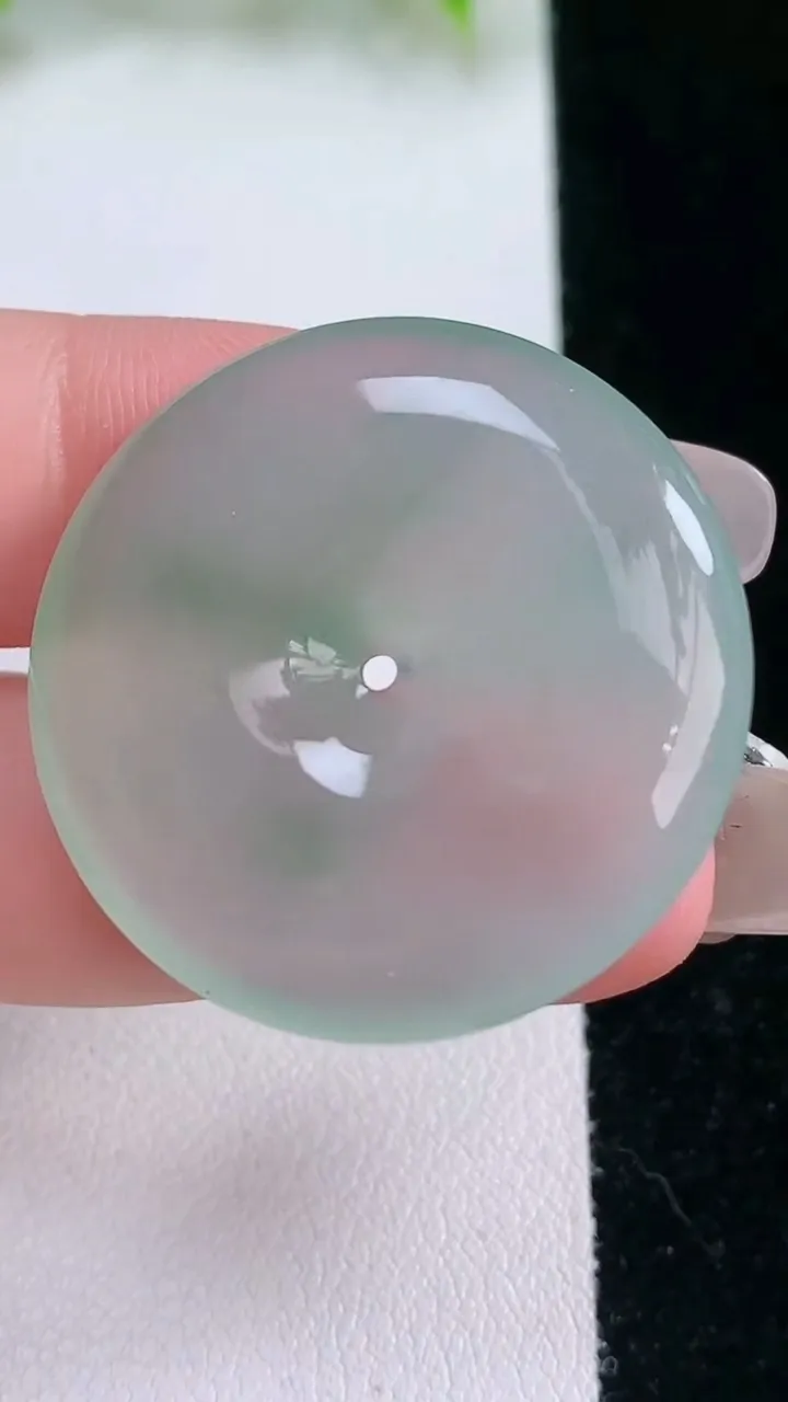 天然A货翡翠平安扣吊坠，尺寸31-5.5，重量:12.00g
2月5日