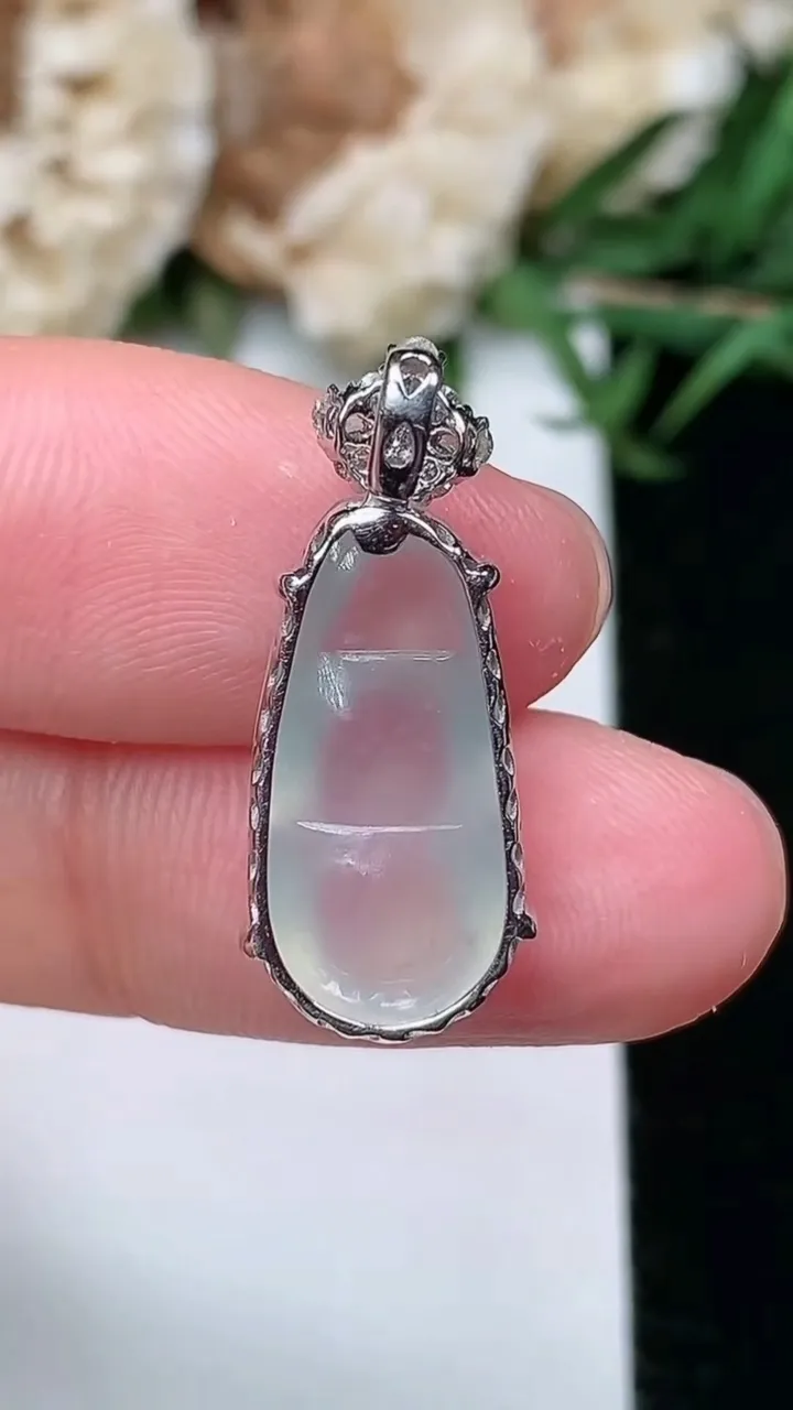 天然A货翡翠白冰福豆吊坠，尺寸17.4-9.2-5.8，重量:2.42g
2月5日