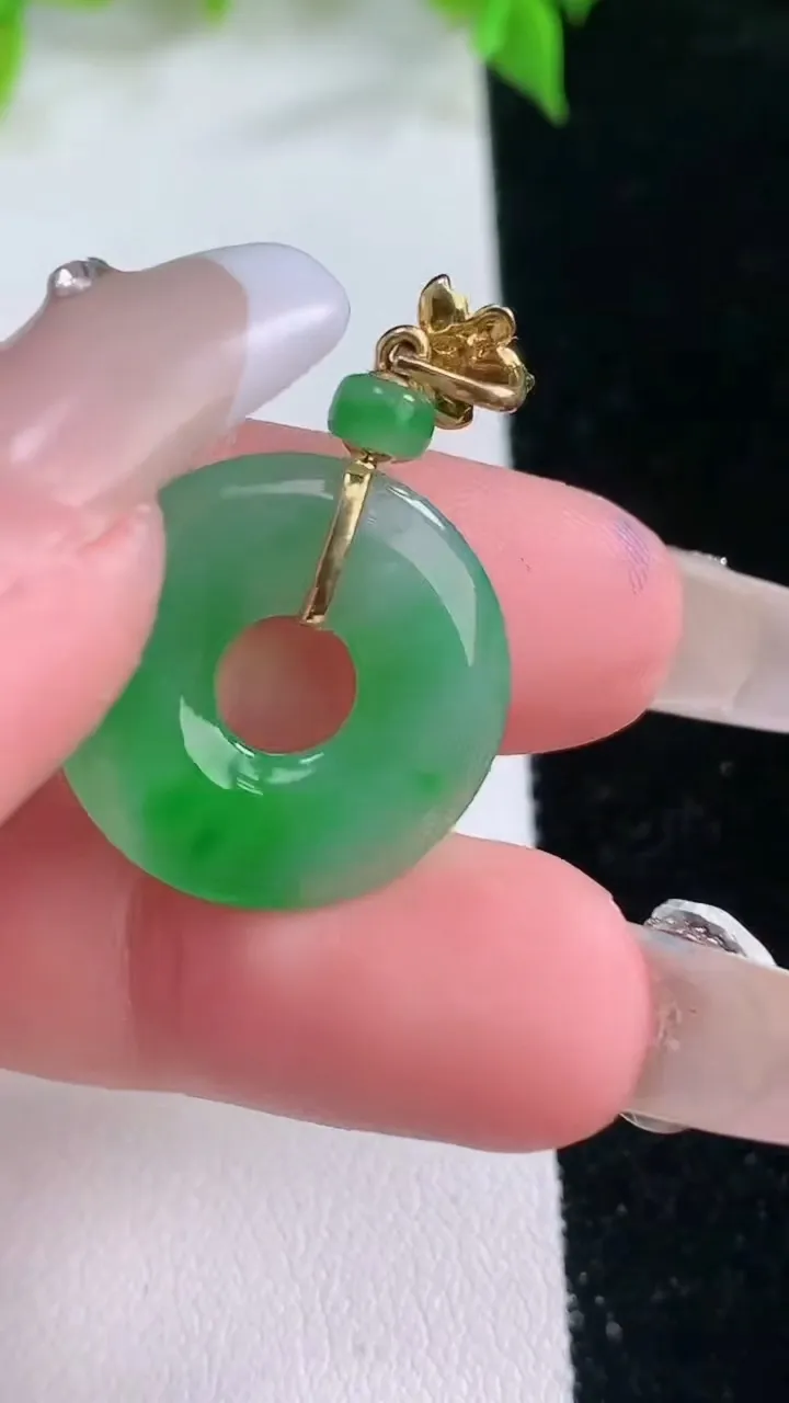 天然A货翡翠平安扣吊坠，尺寸19.7-2.7，重量:2.82g
2月5日