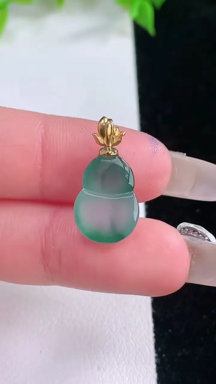 天然A货翡翠种飘花葫芦吊坠，尺寸13.6-10-5.6，重量:1.58g
2月5日