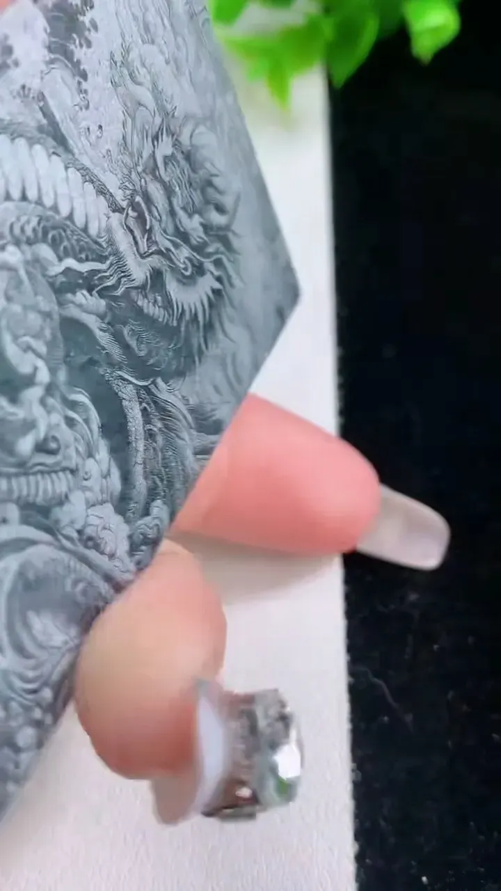 天然A货翡翠墨翠普贤菩萨吊坠，尺寸69.2-43.4-7，重量:73.08g
2月5日