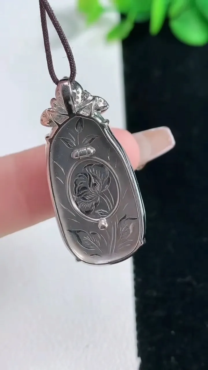 天然A货翡翠金枝玉叶 叶子吊坠，尺寸26.8-15-5.6，重量:5.69g
2月5日