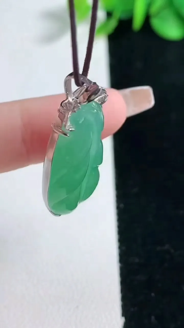 天然A货翡翠金枝玉叶 叶子吊坠，尺寸26.8-15-5.6，重量:5.69g
2月5日