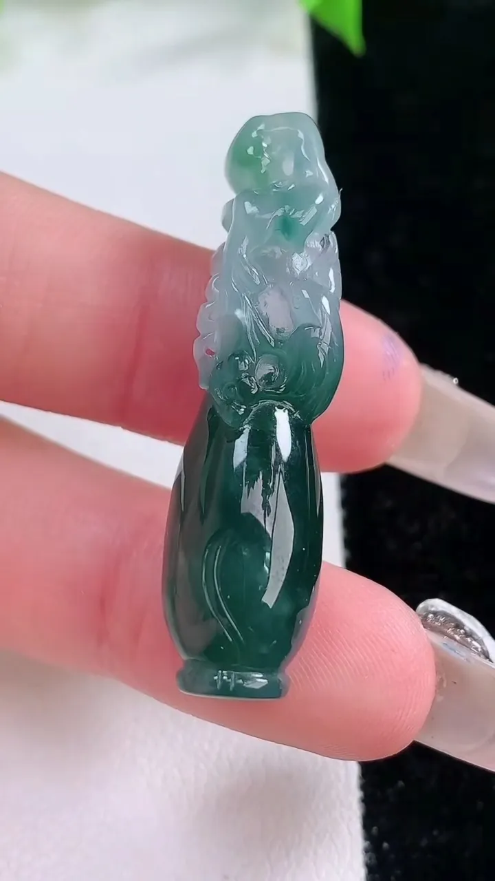 天然A货翡翠冰种飘花鸟语花香花瓶吊坠，尺寸40.5-9.7-10.5，重量:7.32g
2月5日