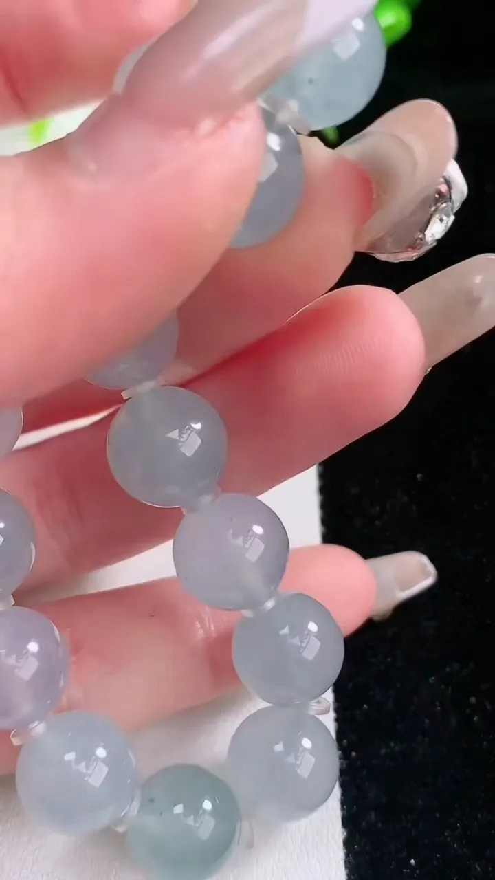 天然A货翡翠种飘花圆珠手串，尺寸10.7-17颗，重量:38.11g2月5日
工厂直销收藏佳品,种好水足，色泽均匀，有种有色，上手高大气！