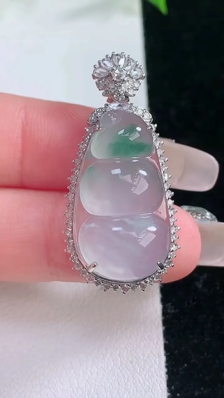 天然A货翡翠种飘花福豆吊坠，尺寸37-17.7-9.7，裸石25-13.5重量:6.20g
2月5日