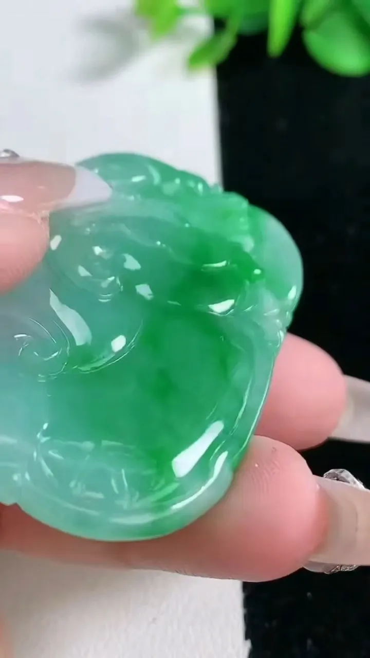 天然A货翡翠如意吊坠，尺寸52.3-33.6-6.8，重量:26.40g
2月5日