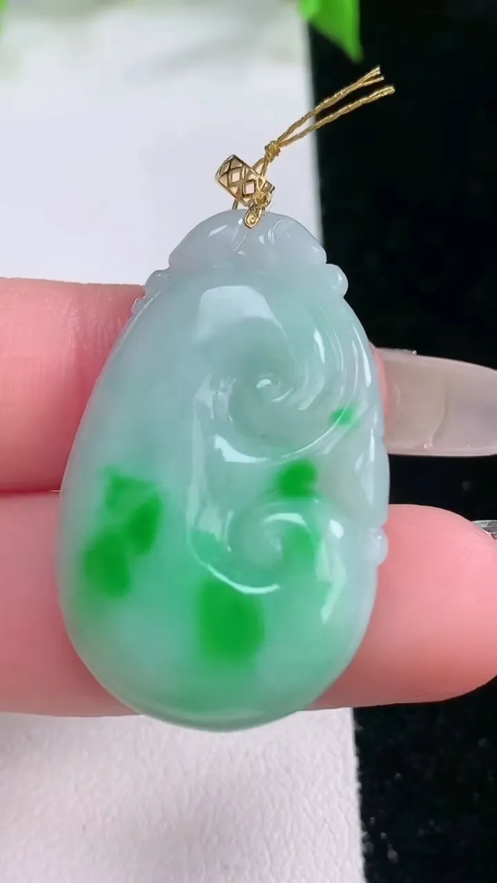 天然A货翡翠如意吊坠，尺寸33.7-21-4.8，重量:8.51g
2月5日