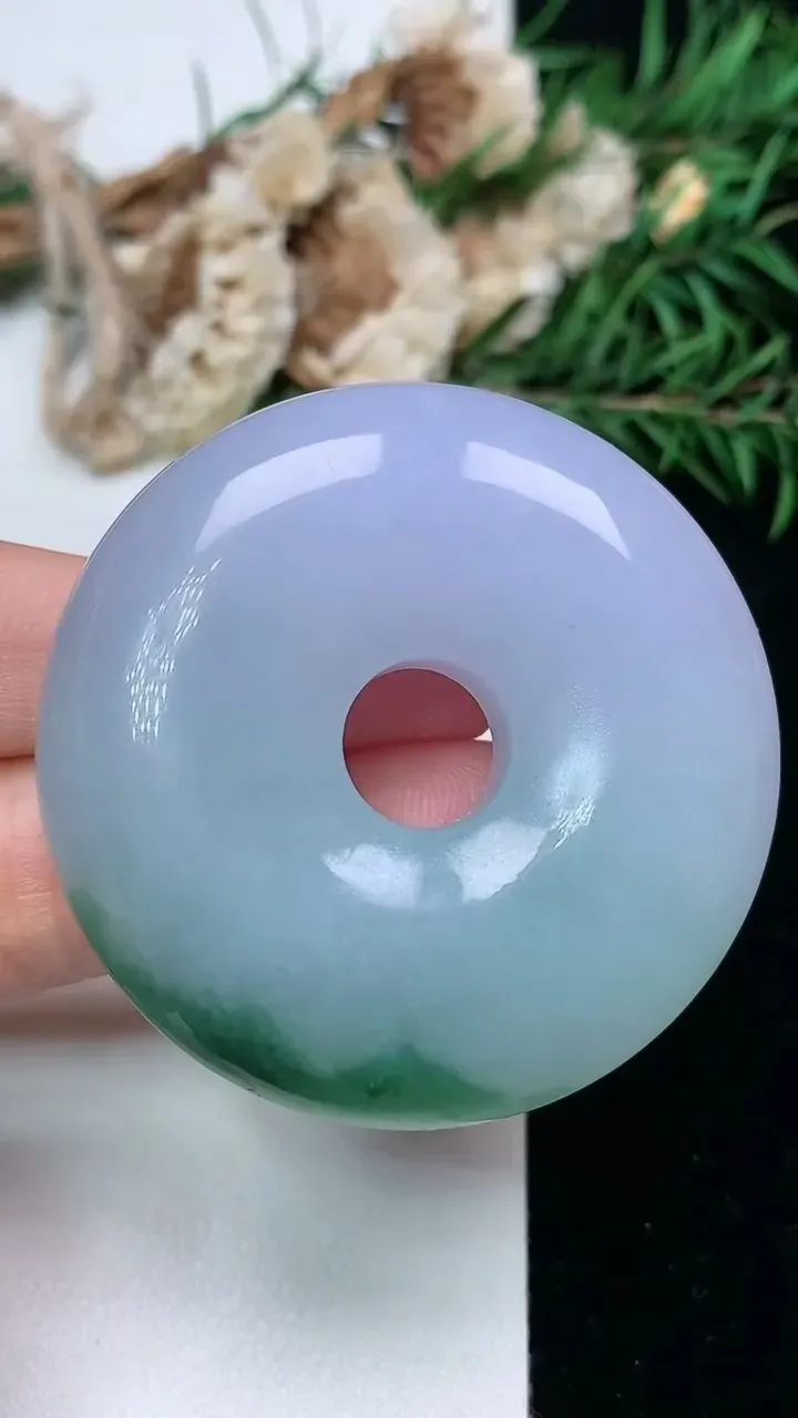 天然A货翡翠平安扣吊坠，尺寸47.8-13.2，重量:60.00g
2月5日