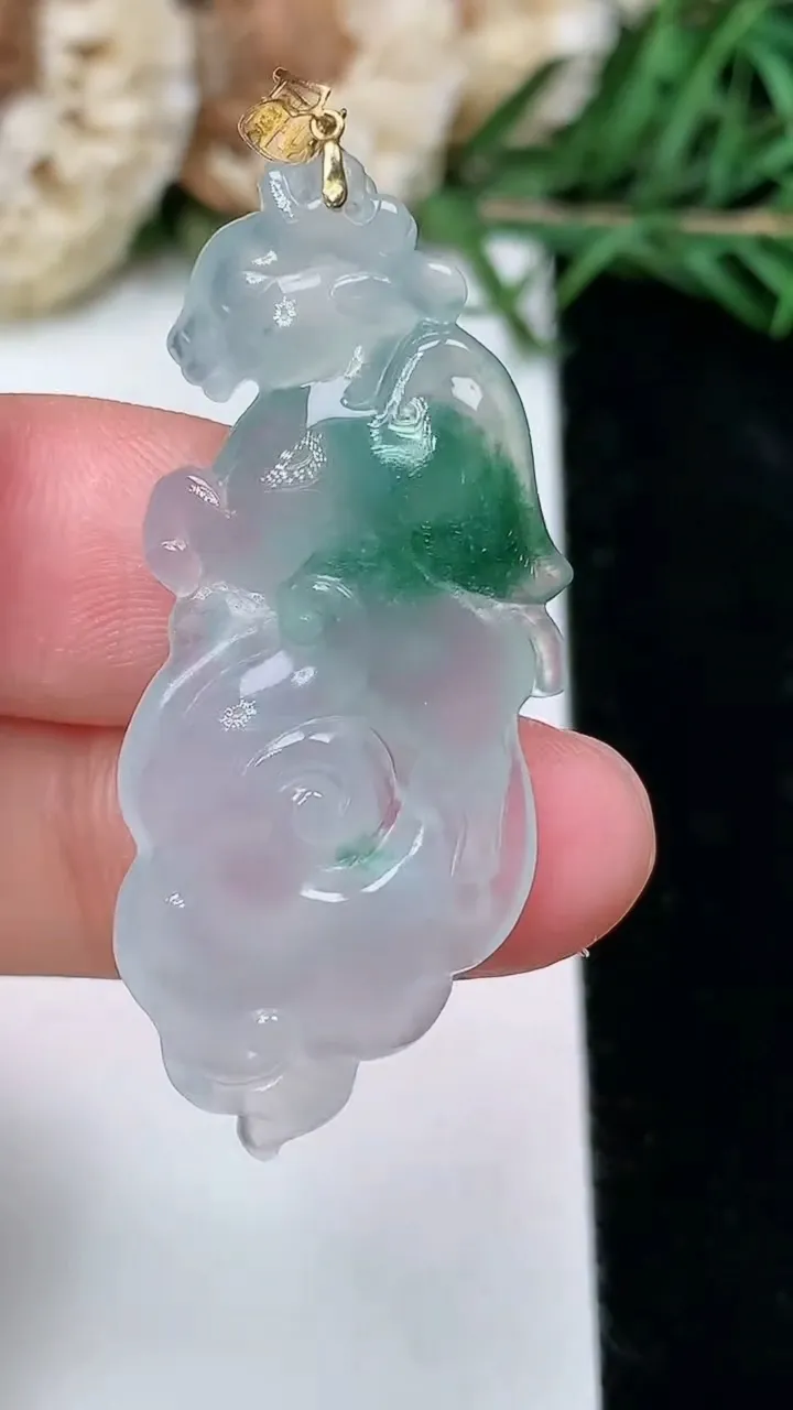 天然A货翡翠飘花生肖马牌吊坠，尺寸39.6-16.7-5，重量:6.02g
2月5日