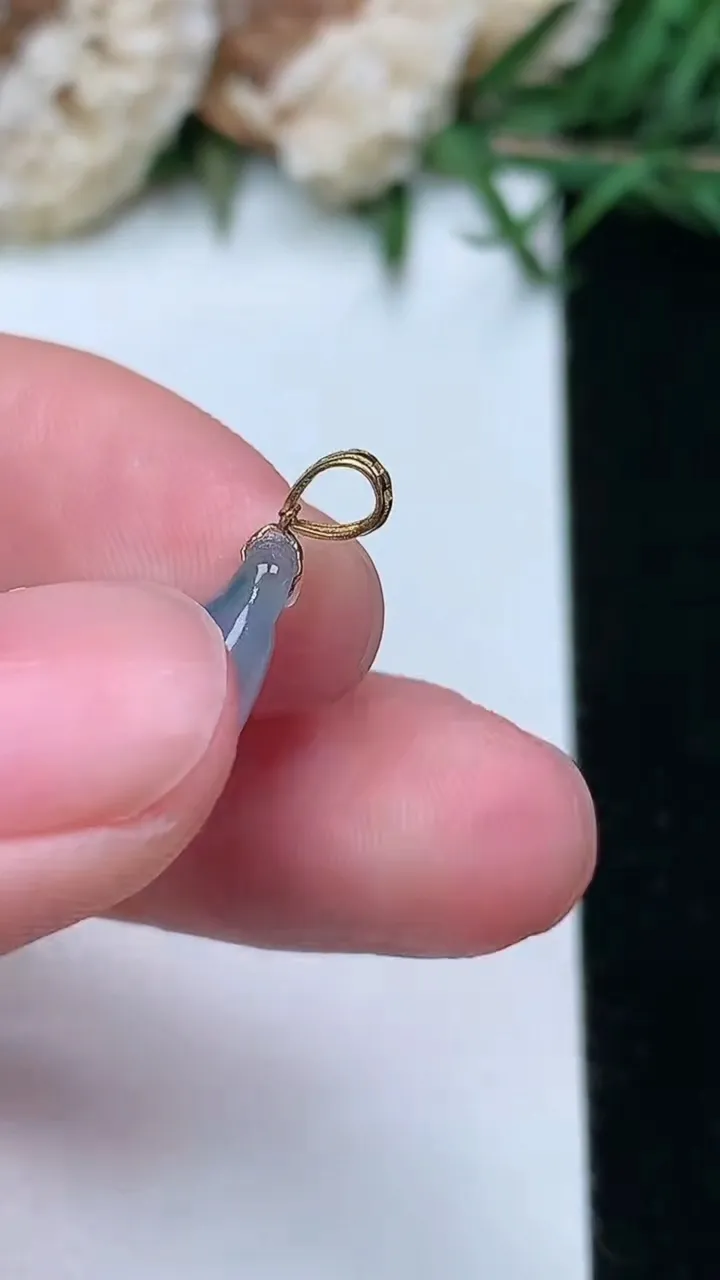 天然A货翡翠紫罗兰 飘花莲蓬吊坠，尺寸13-9.8-5.7，重量:1.40g
2月5日