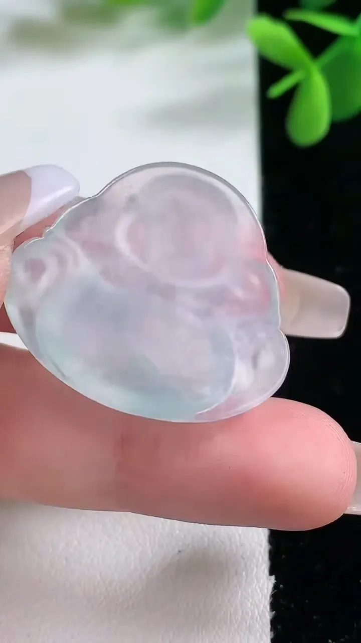 天然A货翡翠种白冰佛公吊坠，尺寸27.4-30.4-6.4，重量:8.98g
2月5日