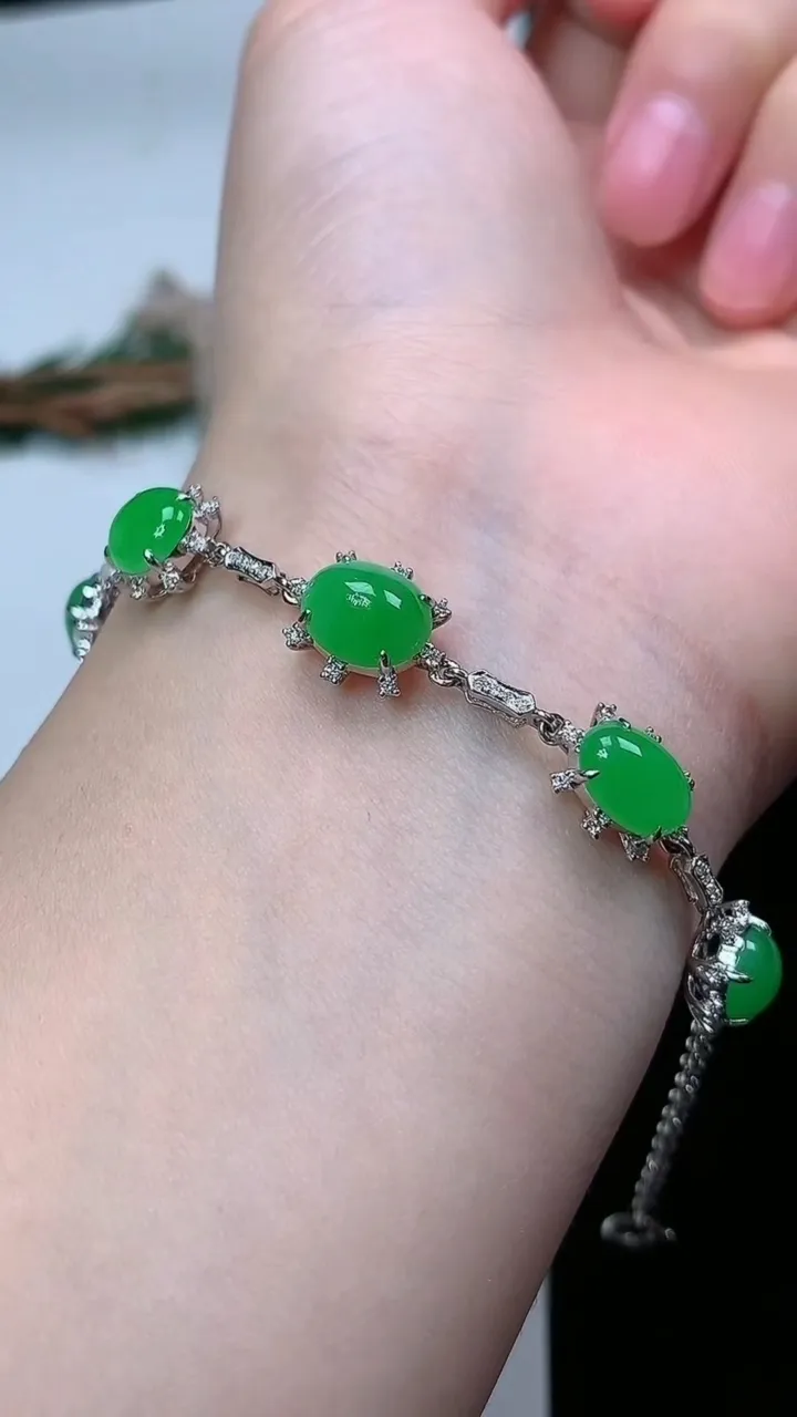 天然A货翡翠蛋面手链，尺寸8.9-7.2，重量:6.67g
2月5日