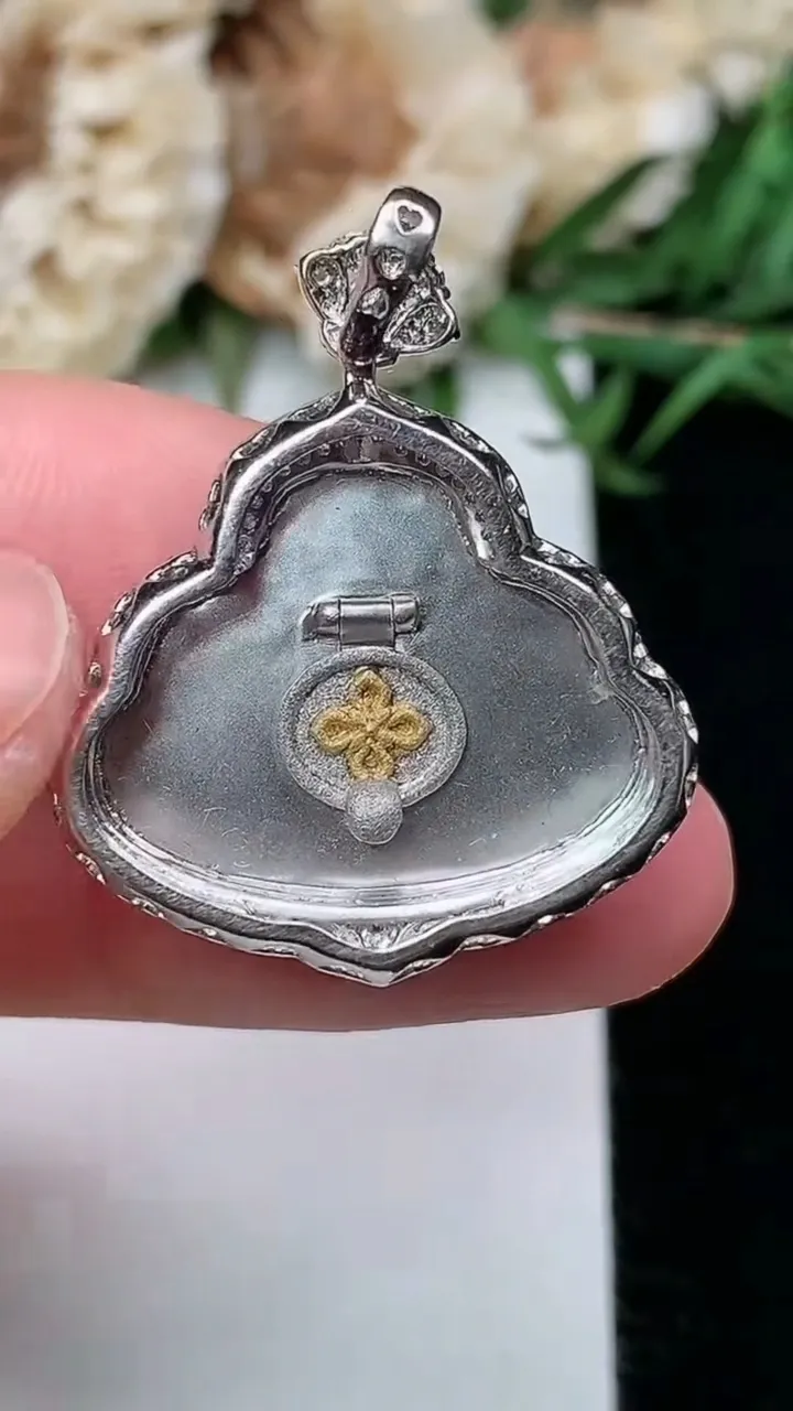 天然A货翡翠佛公吊坠，尺寸29.3-23.8-8.2，裸石16.4-21，重量:5.48g
2月5日