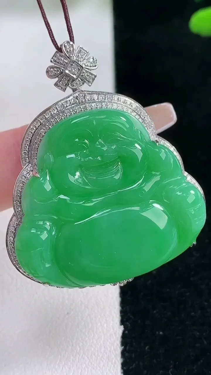 天然A货翡翠佛公吊坠，尺寸43.7-36.5-9.7，裸石29.5-33.4重量:14.36g
2月5日