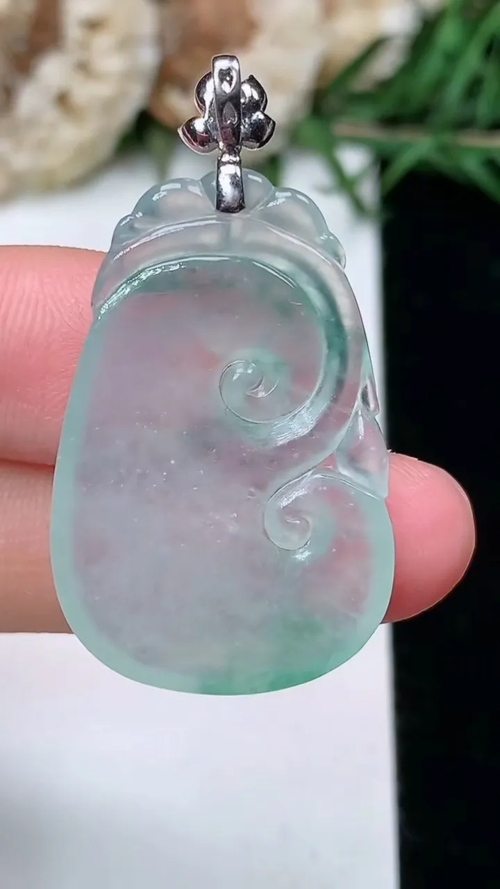 天然A货翡翠飘花如意吊坠，尺寸30.6-20.3-3.6，重量:5.17g
2月5日