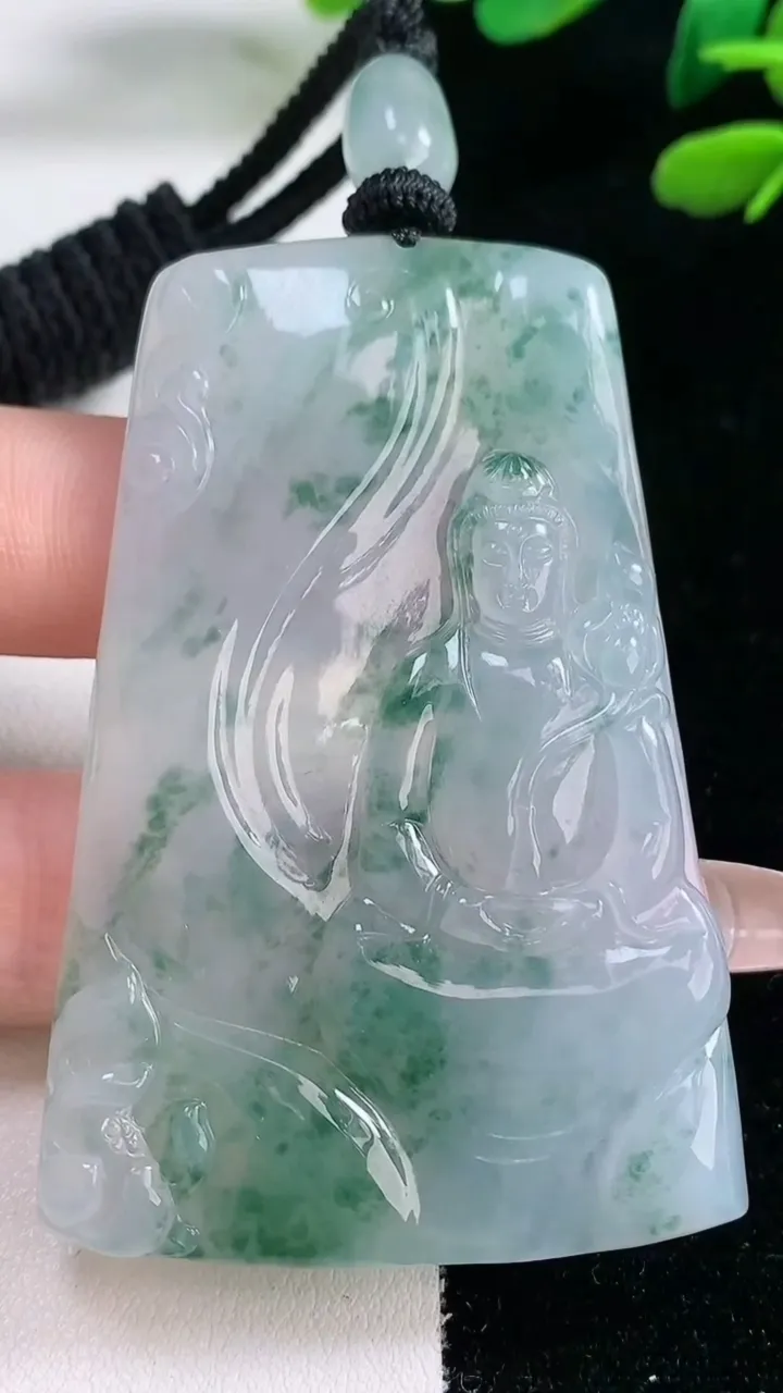 天然A货翡翠种飘花大势至菩萨吊坠，尺寸62.5-41.4-6，重量:38.66g
2月5日
