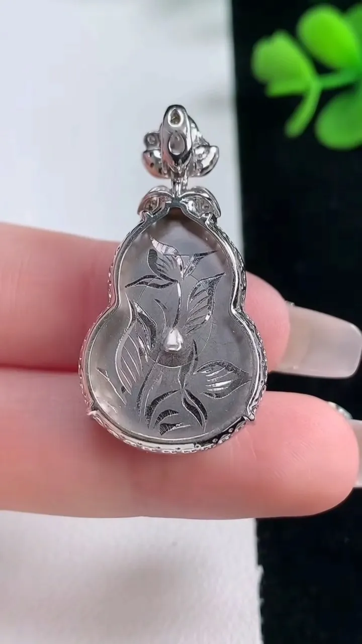 天然A货翡翠葫芦吊坠，尺寸36.4-26-8.7，重量:10.37g
2月5日