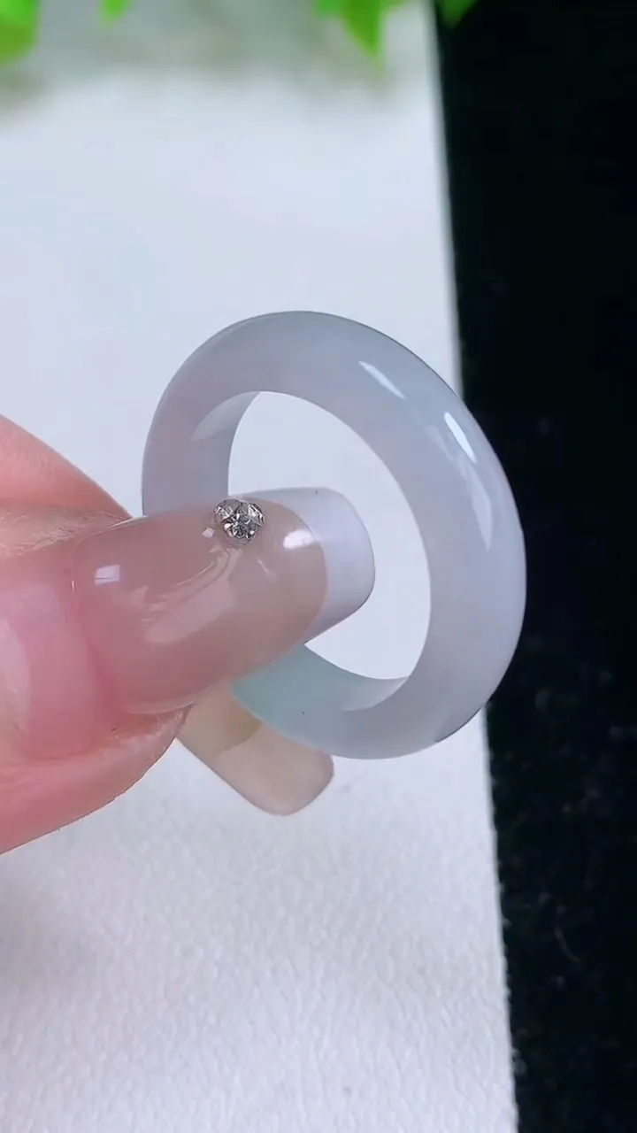 天然A货翡翠指环戒指，尺寸18.4-4.8-3.4，重量:3.99g2026年2月5日
工厂直销收藏佳品,种好水足，色泽均匀，有种有色，上手高大气！