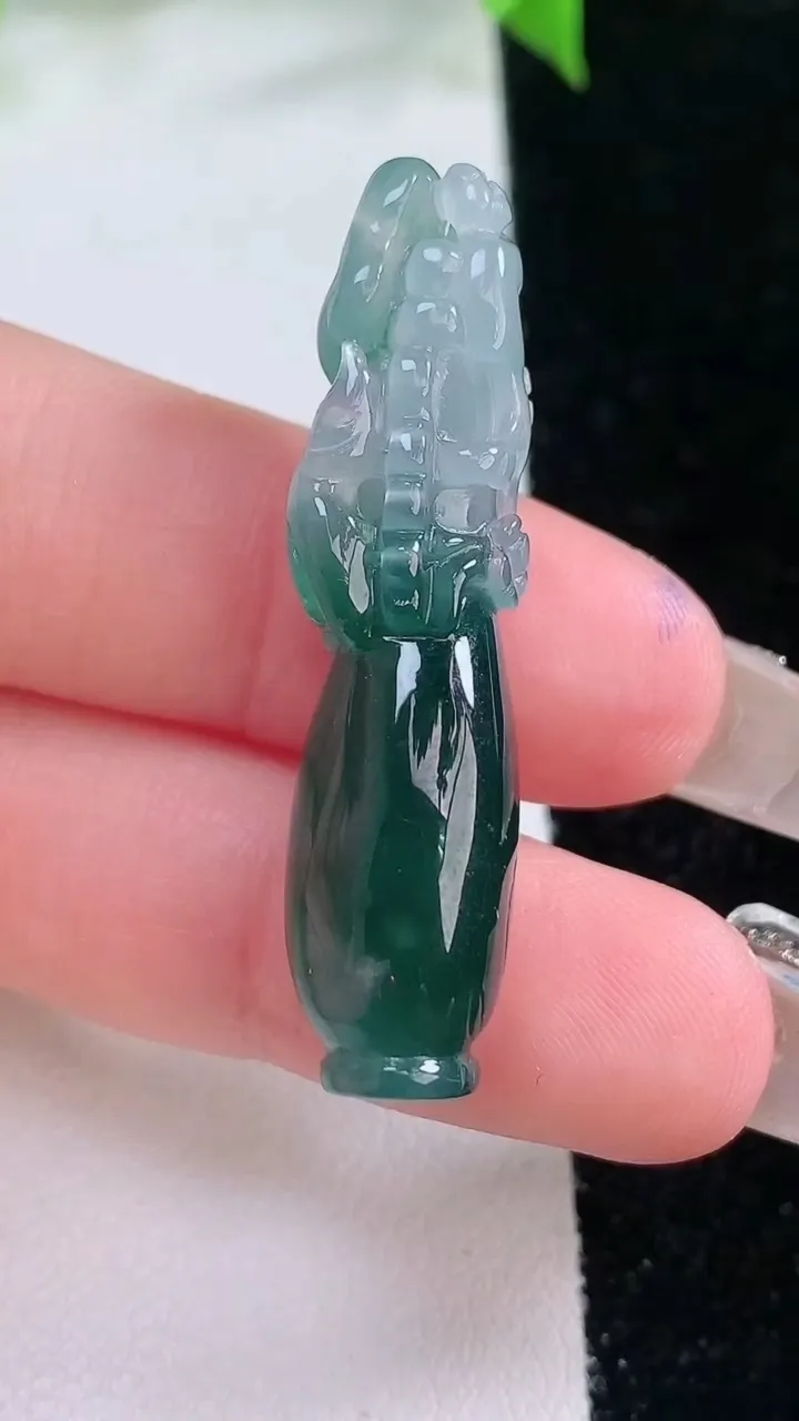 天然A货翡翠冰种飘花鸟语花香花瓶吊坠，尺寸40.5-9.7-10.5，重量:7.32g
2月5日