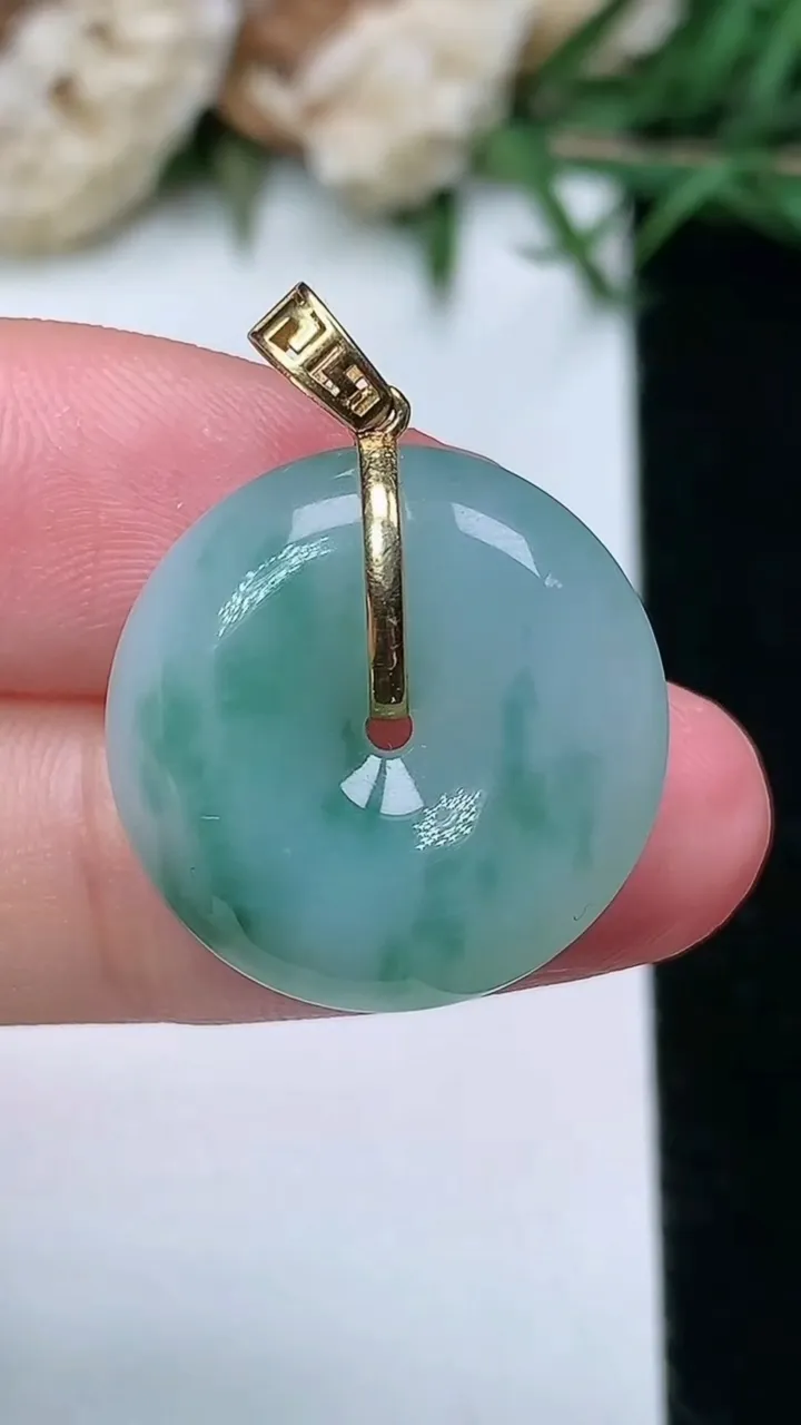 天然A货翡翠k金飘花平安扣吊坠，尺寸19.4-6，重量:4.66g
2月5日