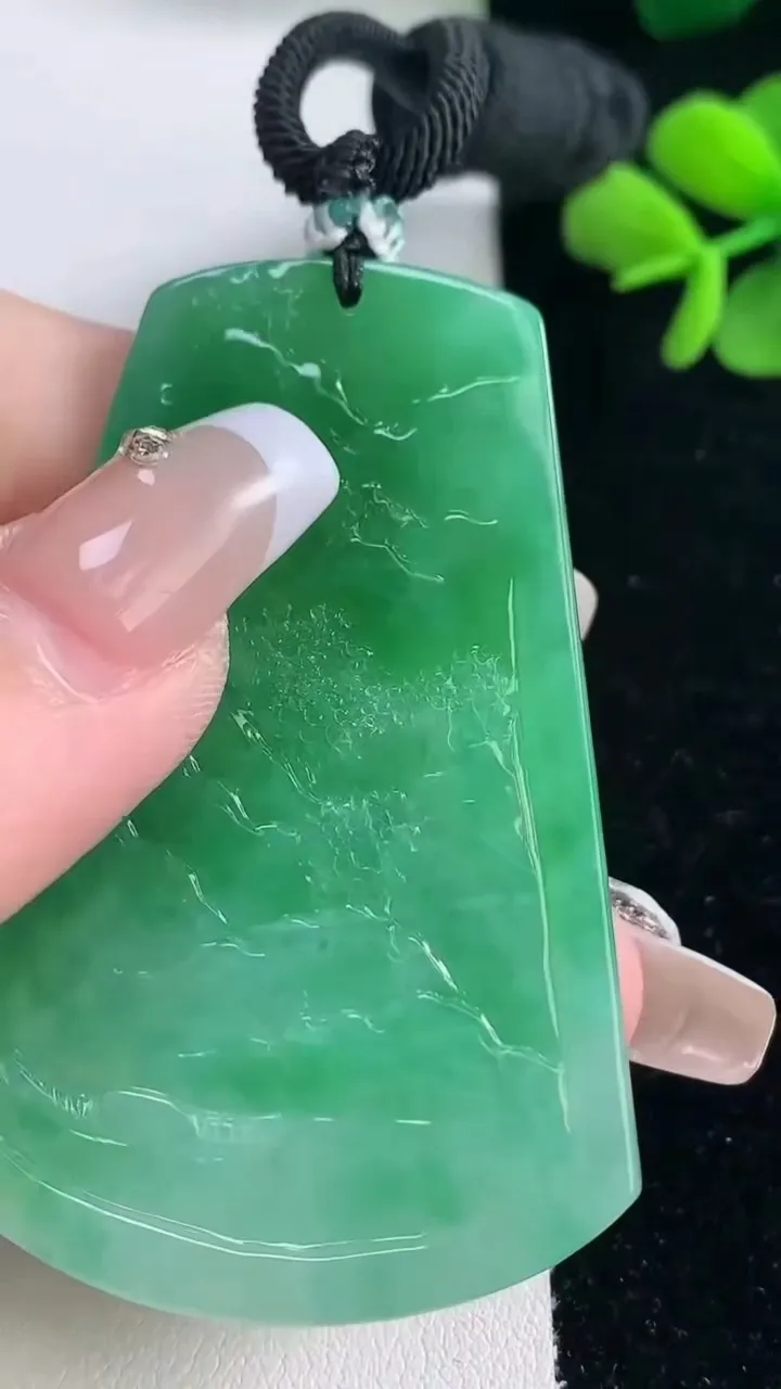 天然A货翡翠山水牌吊坠，尺寸59.5-40.2-5.6，重量:32.48g
2月5日