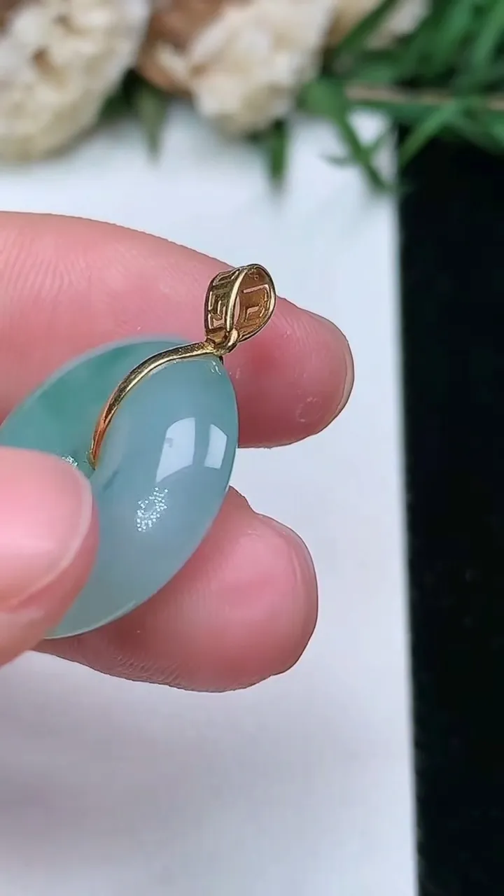 天然A货翡翠k金飘花平安扣吊坠，尺寸19.4-6，重量:4.66g
2月5日